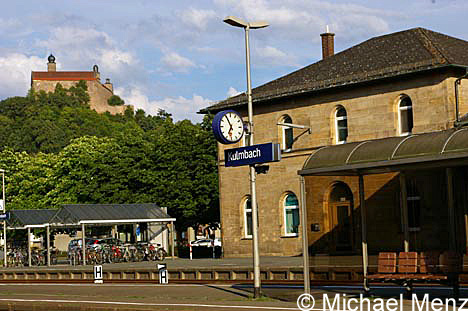 Foto vom Bahnhof Kulmbach mit der Plassenburg im Hintergrund